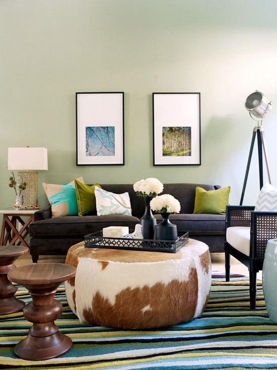 Surowy urok zieleni Industrialny zielony salon z betonową ścianą i modułowymi sofami w 2026