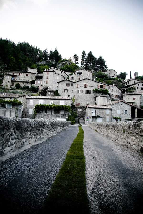 Jaujac: Zielony Dywan Zielony dywan z roślin w małym francuskim miasteczku, instalacja artystyczna Jaujac 2026.