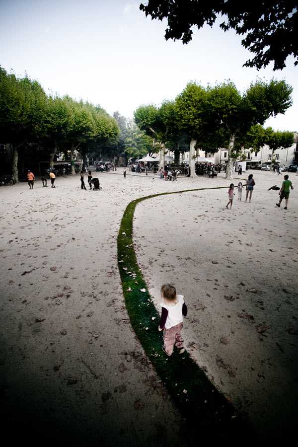 Francuski Eko-design Zielony dywan z roślin jako element ekologicznego designu we francuskiej wsi Jaujac 2026.