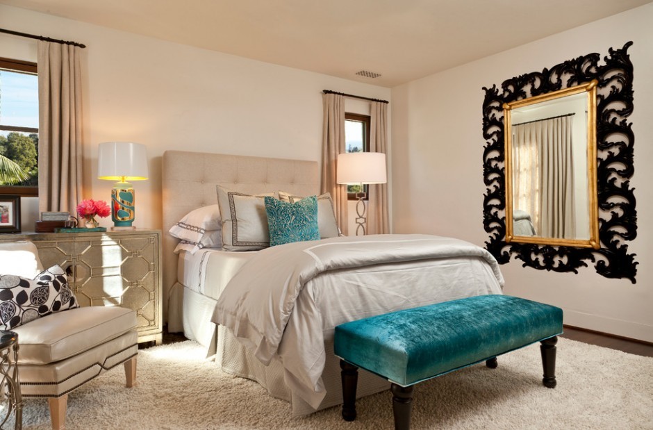 Eleganckie lustro w sypialni Lustro z dekoracją w klasycznej sypialni – przytulna aranżacja wnętrz sypialni