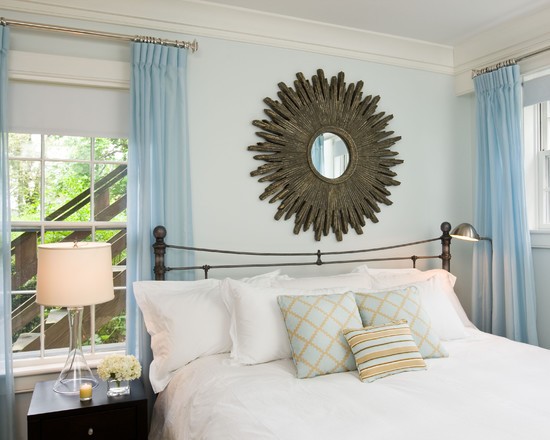 Małe lustro nad łóżkiem Małe dekoracyjne lustro nad łóżkiem w sypialni – przytulna aranżacja wnętrz.