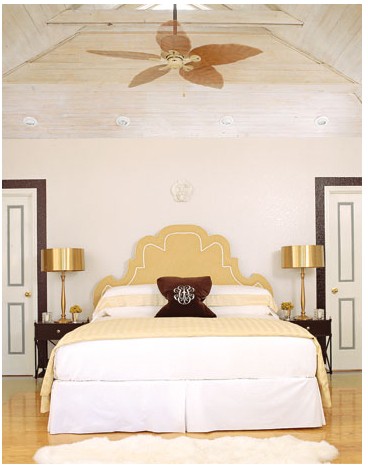 Złoto i pastele Złote lampy stołowe doskonale komponują się z pastelowymi odcieniami w sypialni.