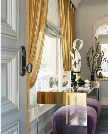 Złote zasłony Złote zasłony w luksusowym wnętrzu: dodają ciepła i elegancji do pokoju.