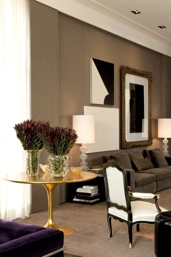 Złoty stolik Złoty stolik kawowy w eleganckim salonie: designerski element wystroju wnętrz.