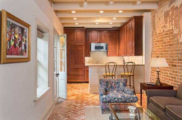 Reflektory: Optyczne Sztuczki Reflektory na suficie wizualnie powiększają przestrzeń małego mieszkania w 2026.