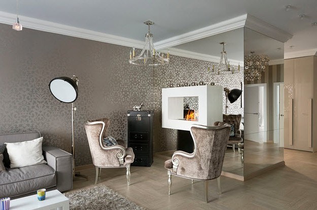 Salon z lustrami Duża lustrzana ściana w salonie wizualnie powiększa małe mieszkanie.